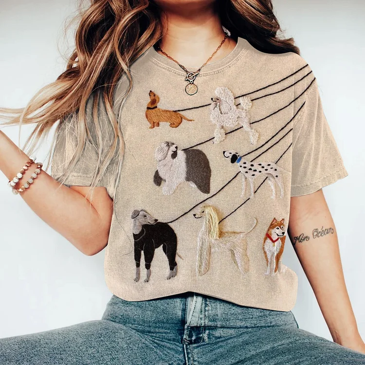Kurzärmliges T-Shirt mit aufgesticktem Hunde-Kunstdruck