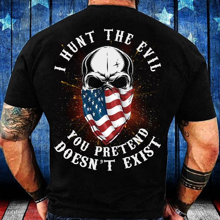 'I Hunt The Evil You Pretend Doesn’t Exist''Mens T-Shirt