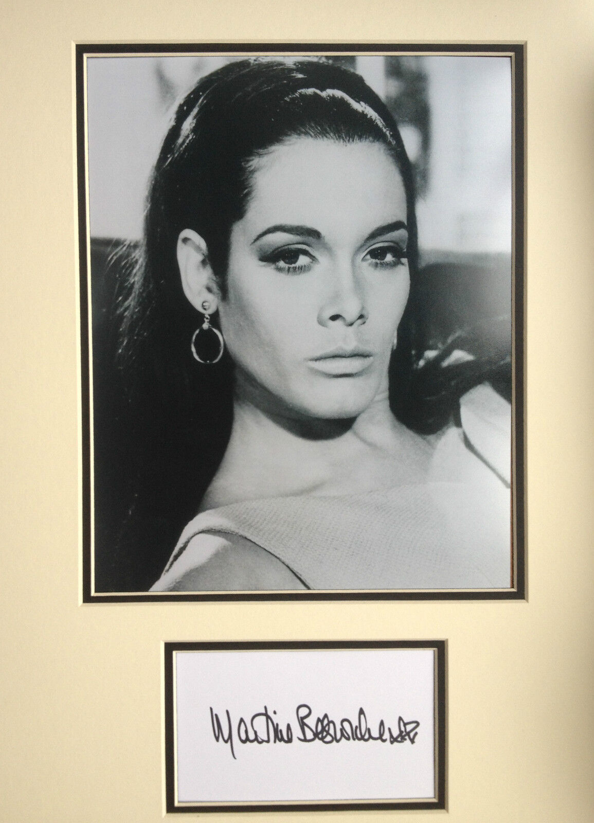 MARTINE BESWICK - JAMES BOND ACTRESS - BRILLIANT SIGNED B/W Photo Poster painting DISPLAY