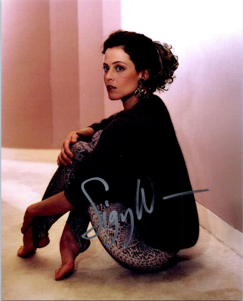 Sigourney Weaver signed 8x10 Photo Poster painting autographed Picture Pic and COA