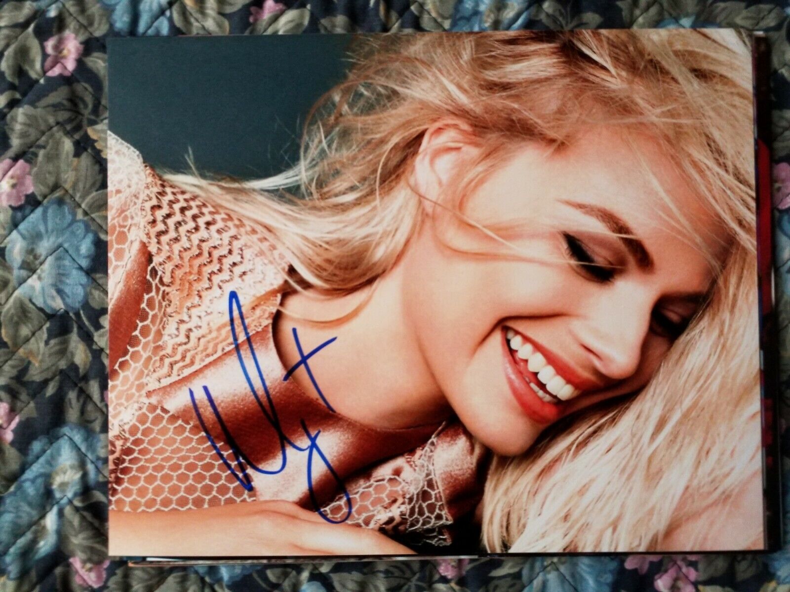 Autographed Margot Robbie Authentic Signed 8 x 10 Photo Poster painting Really Nice