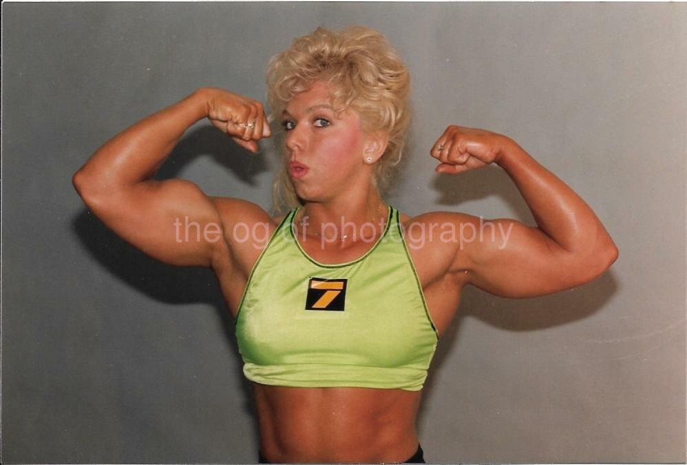 PRETTY BUFF WOMAN found Photo Poster painting MUSCLE GIRL Color PORTRAIT EN 110 31 Z