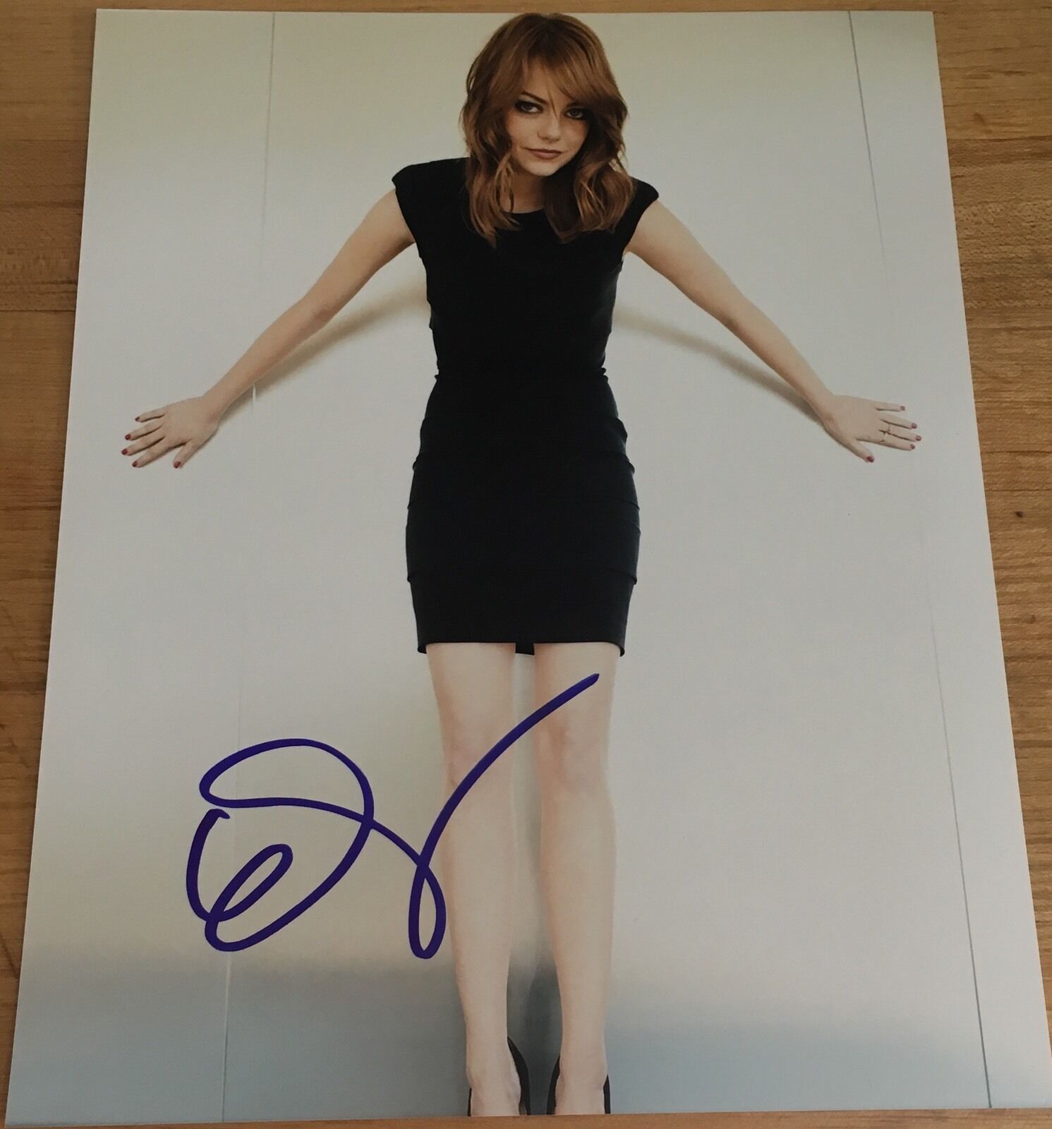 EMMA STONE SIGNED AUTOGRAPH SEXY LA LA LAND BABE CUTE LEGS POSE 8x10 Photo Poster painting COA