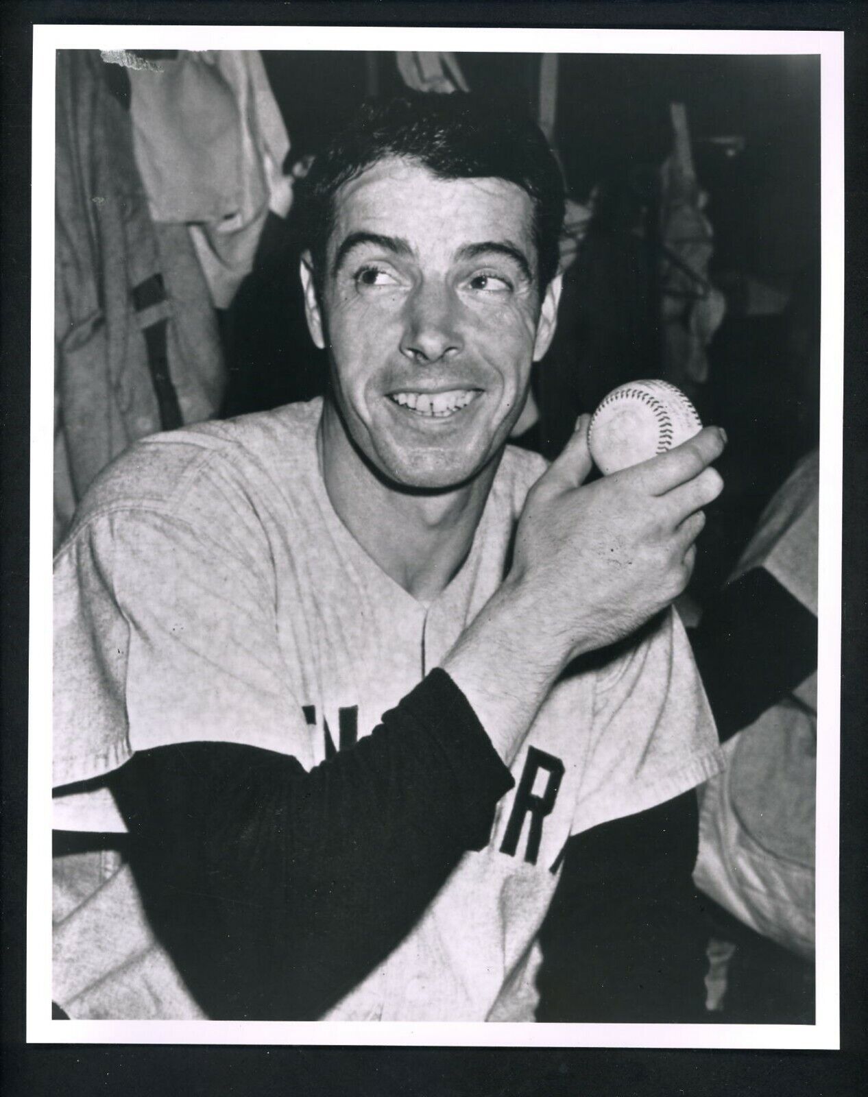 Joe DiMaggio with 2000th hit baseball 1950 Image Type IV Press Photo Poster painting Yankees