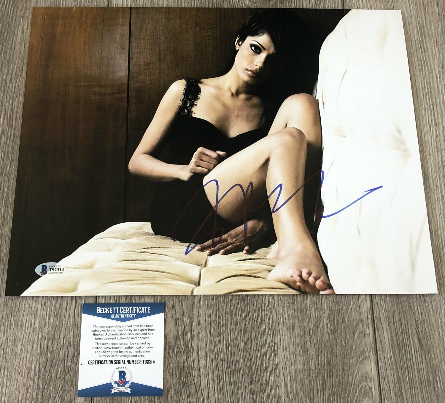 FREIDA PINTO SIGNED SLUMDOG MILLIONAIRE 11x14 Photo Poster painting w/PROOF & BAS BECKETT COA