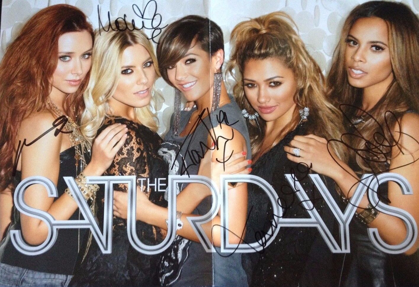 THE SATURDAYS - CHART TOPPING BAND - FULLY SIGNED COLOUR MAGAZINE Photo Poster paintingGRAPH