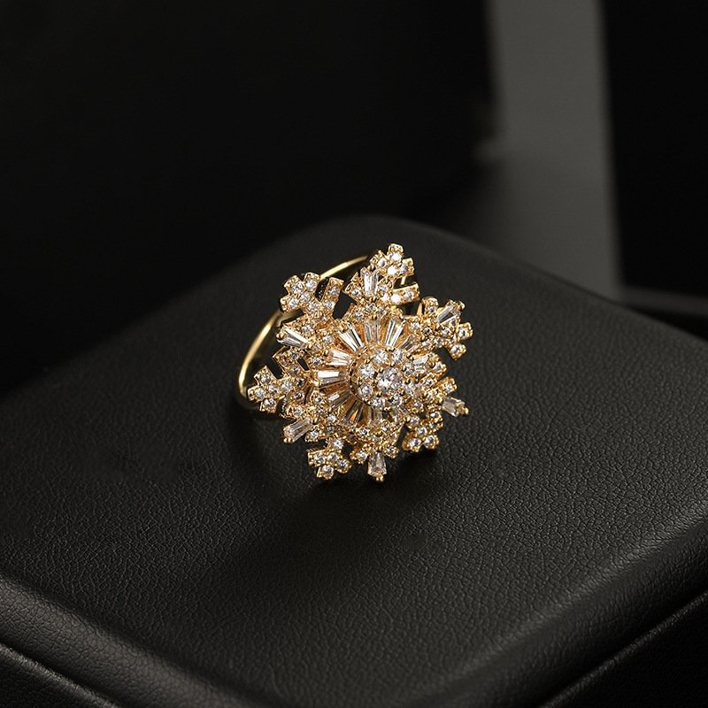 Zircon Rotating Four-Leaf Clover Ring
