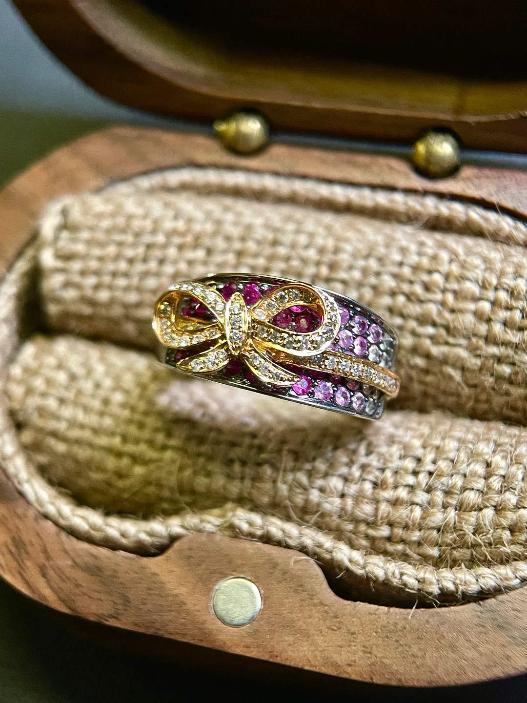 S248 蝴蝶结18k黑金戒指，彩宝不确定1.20ct，钻石0.22ct，5.3g，13.5/52.5码