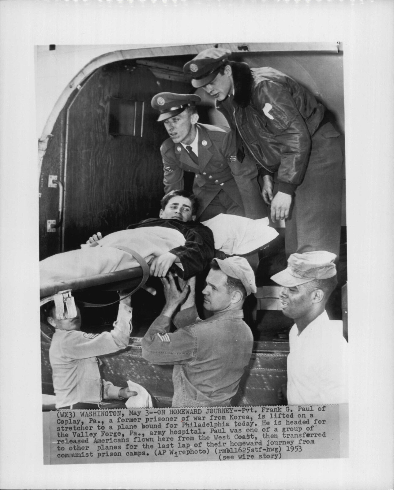 d Prisoner Frank Paul is Offloaded from Plane 1953 Korea War Press Photo Poster painting