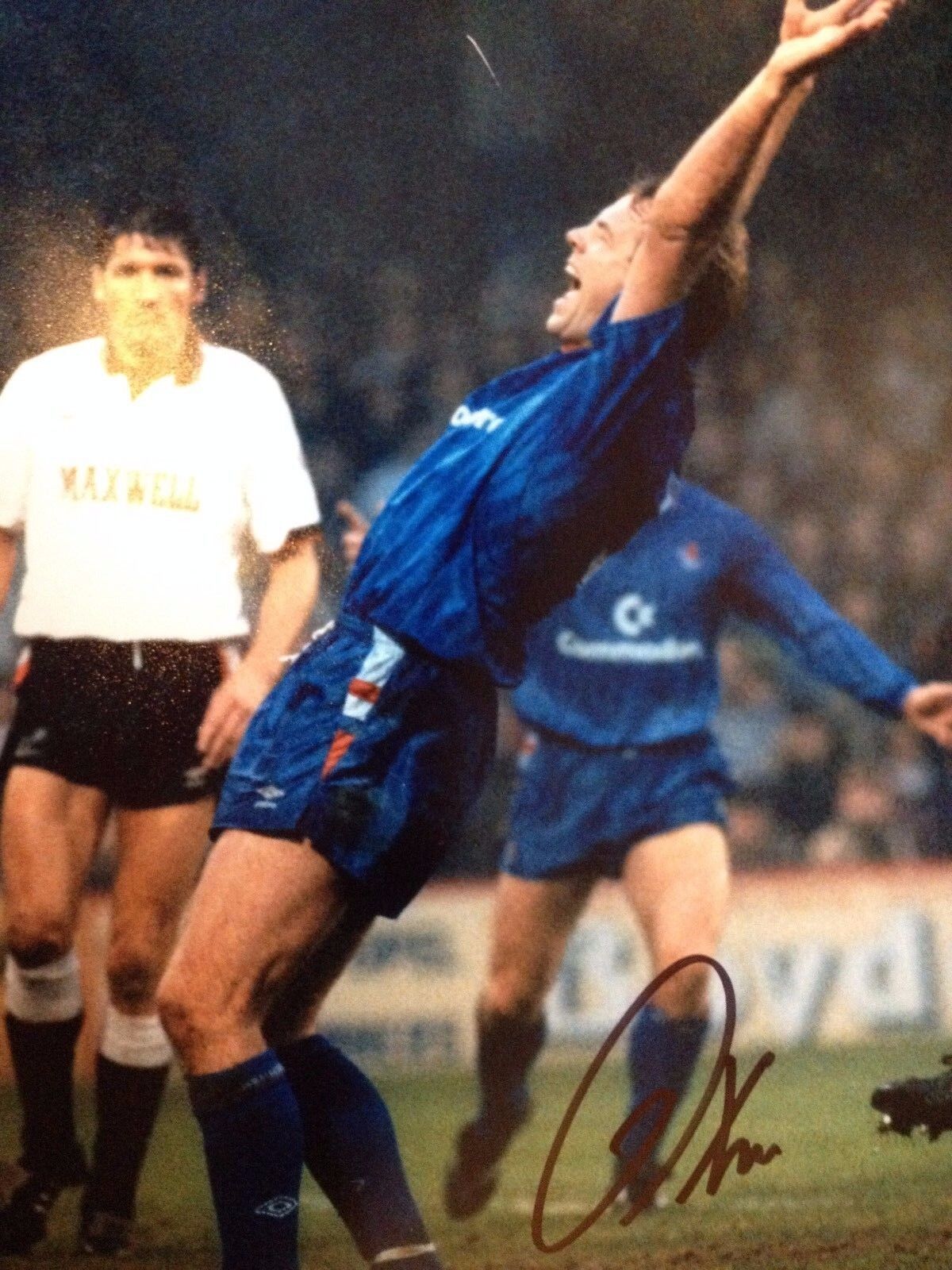 KERRY DIXON - CHELSEA GOALSCORING MACHINE - SUPERB SIGNED COLOUR Photo Poster painting