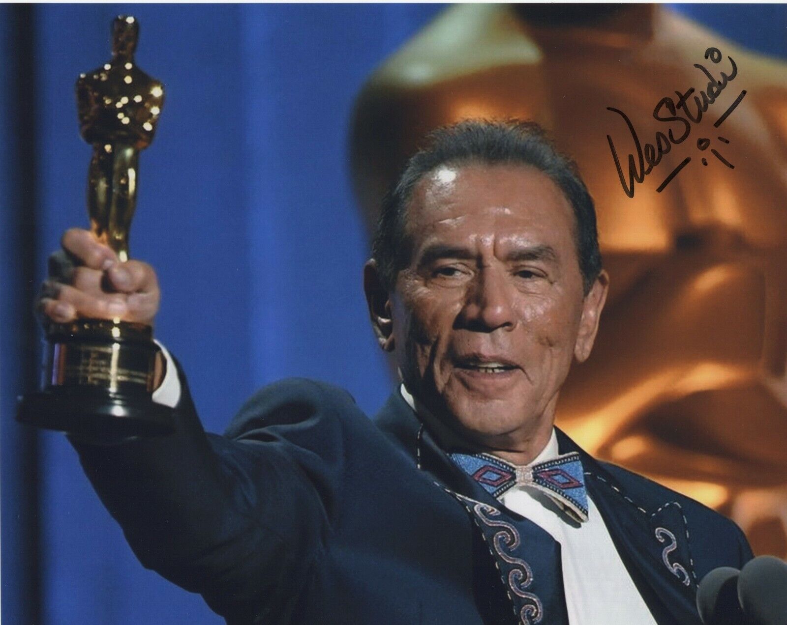 WES STUDI SIGNED AUTOGRAPH 8X10 Photo Poster painting OSCAR GERONIMO DANCES WITH WOLVES #2