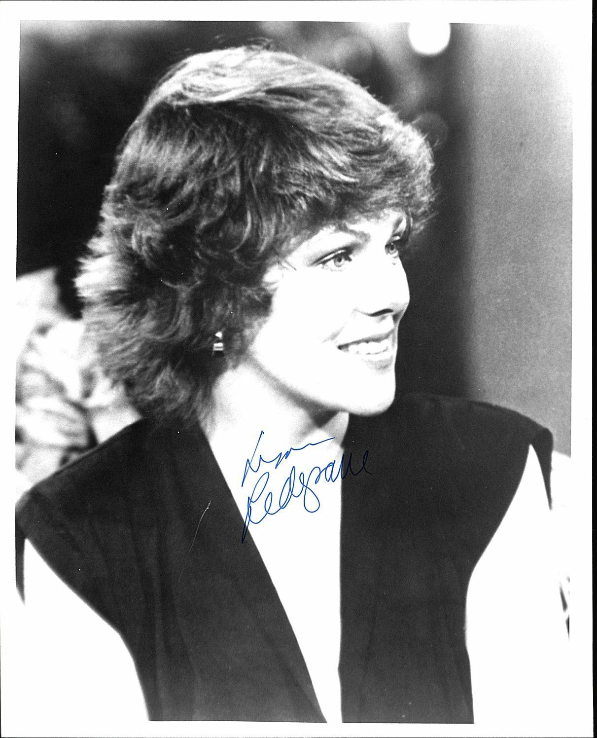 LYNN REDGRAVE AUTOGRAPHED SIGNED 8X10 SHORT HAIR W/COA