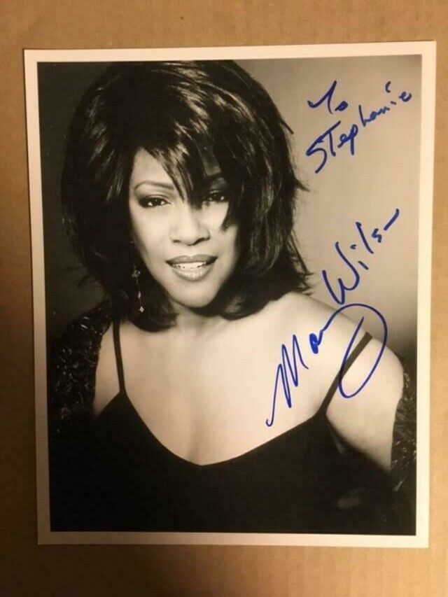 Mary Wilson Supremes Boldly Signed 8x10 Stunning Photo Poster painting with COA