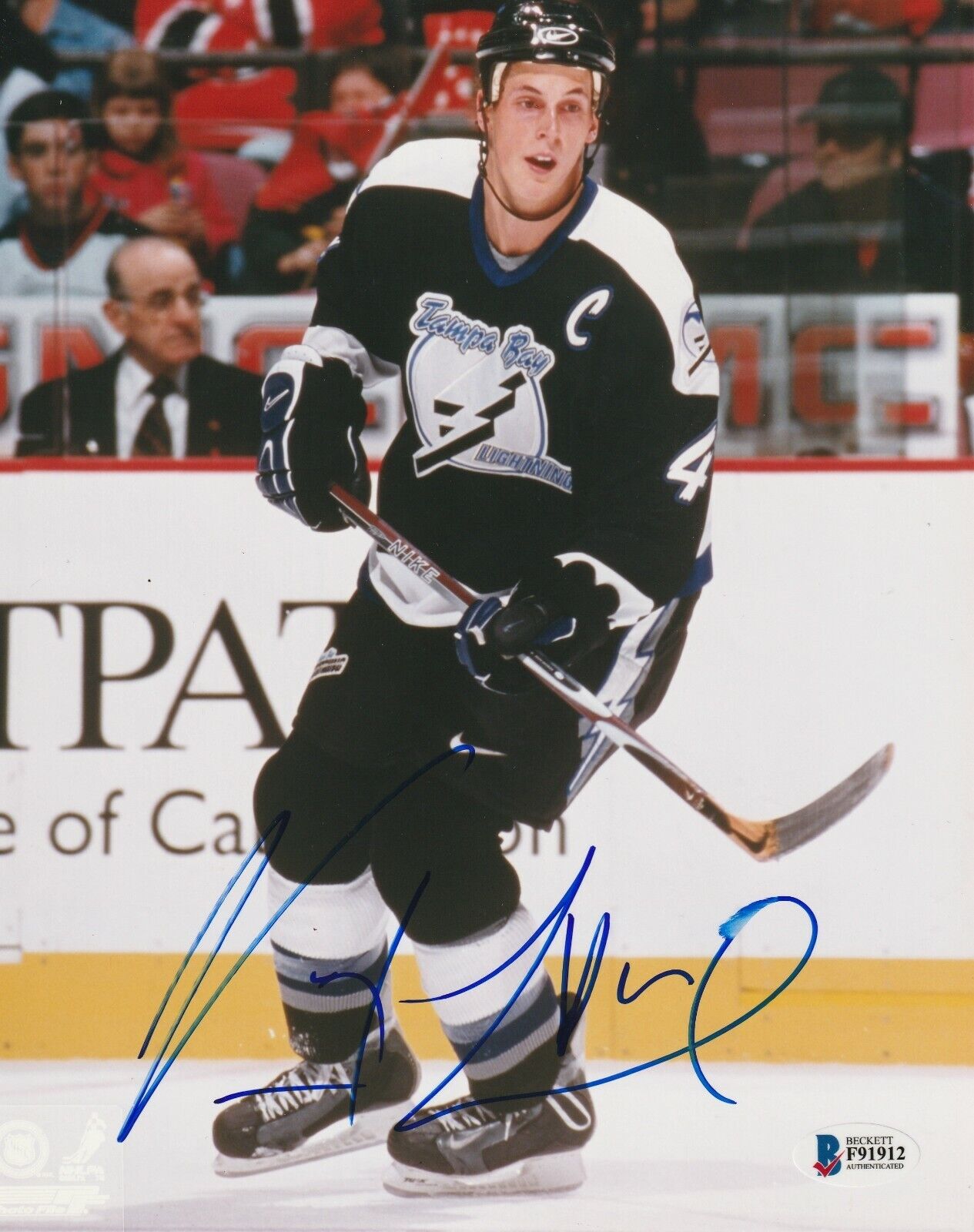 VINCENT LECAVLIER (Tampa Bay Lightning) Signed 8x10 Photo Poster painting w/ Beckett COA