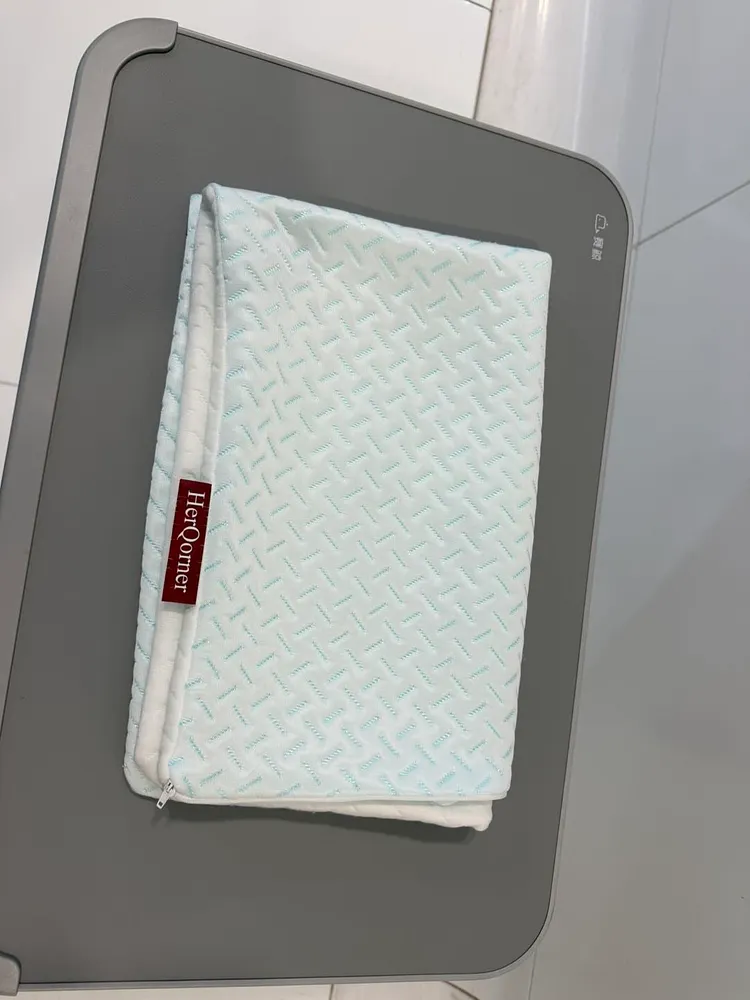 HerQorner Quilted Zipper Pillowcase, Breathable Soft Cooling Pillow Cover for Sleeping, Bedroom Bedding