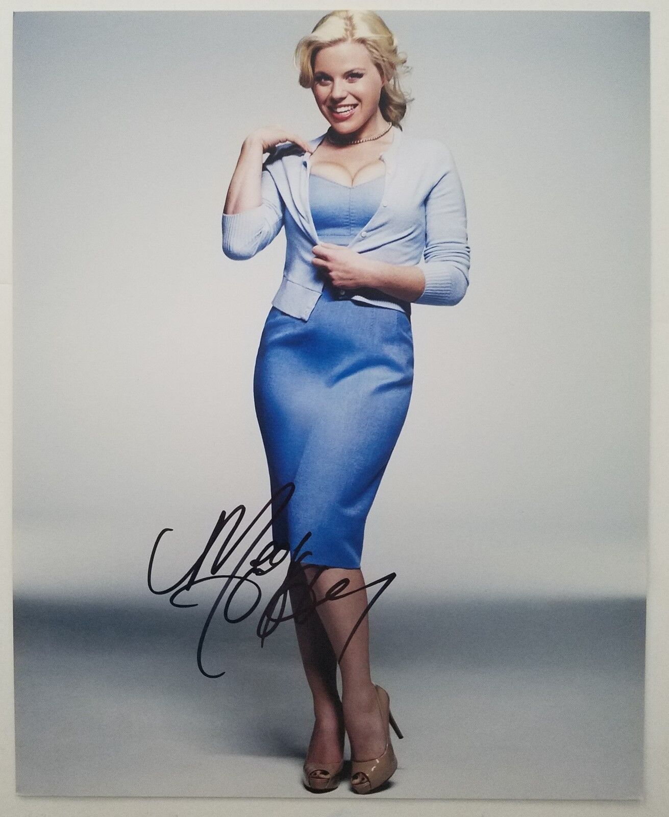 Megan Hilty Signed 8x10 Photo Poster painting Actress Broadway Smash Wicked Playbill RAD