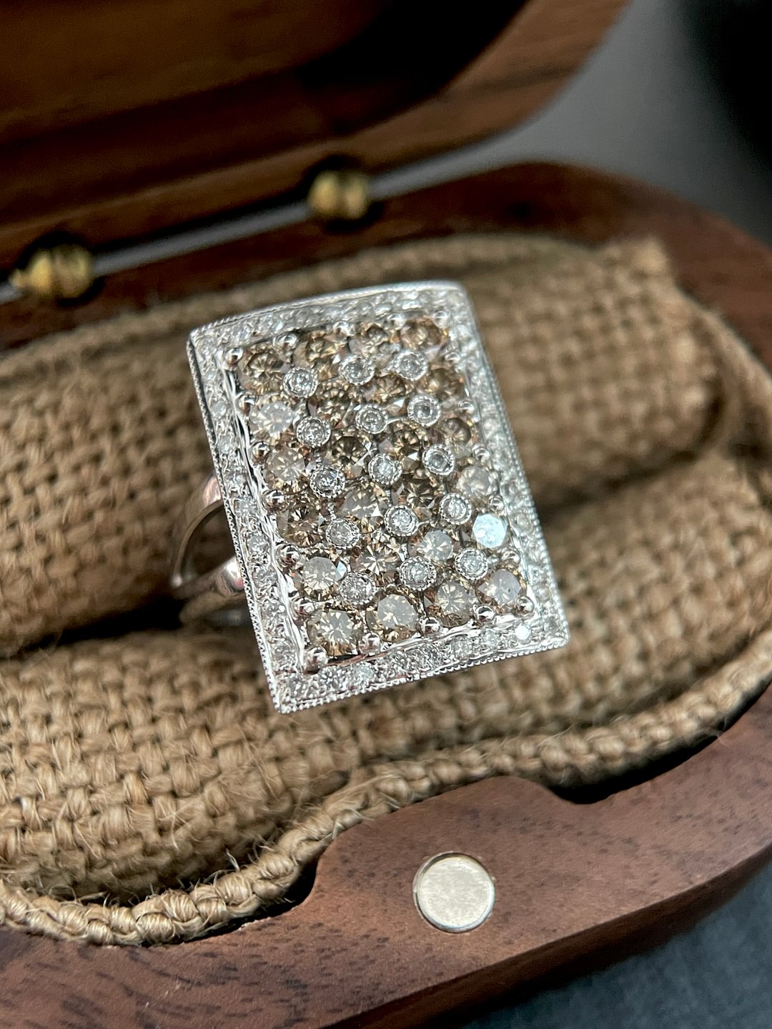 S009 2.65克拉18k白金香槟钻钻石戒指，8.9g，11码-折扣