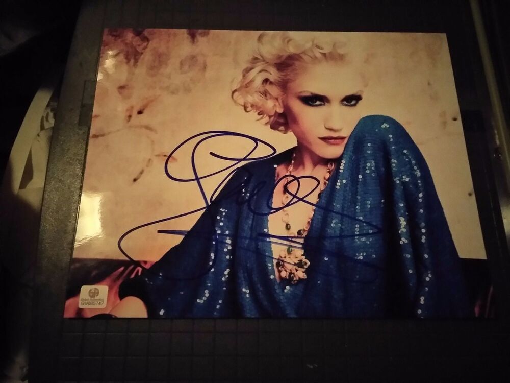 Gwen Stefani signed 8x10 GAI