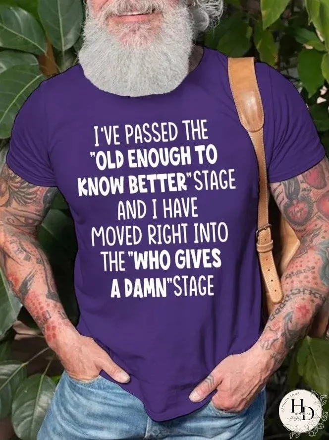 Camiseta informal de manga corta con cuello redondo y suficiente edad para saberlo