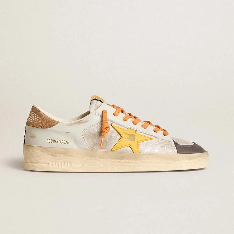 Golden Goose Stardan Hombre blanco con estrella de cuero ocre e inserciones de nobuk