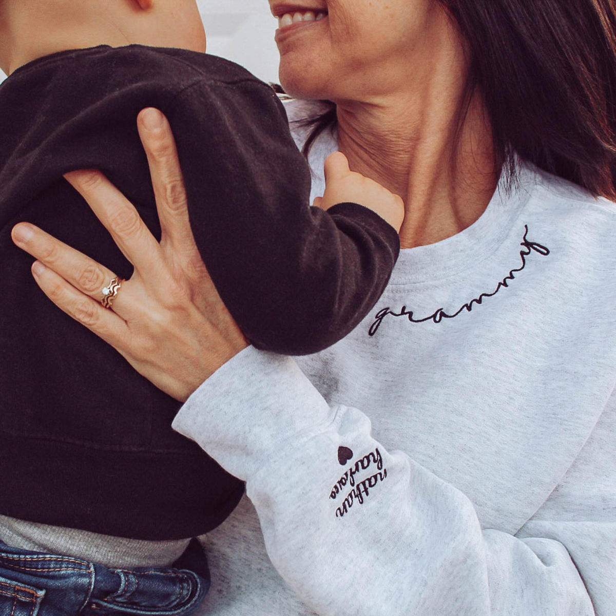 Benutzerdefiniertes Mama-Sweatshirt mit besticktem Kindernamen auf dem Ärmel