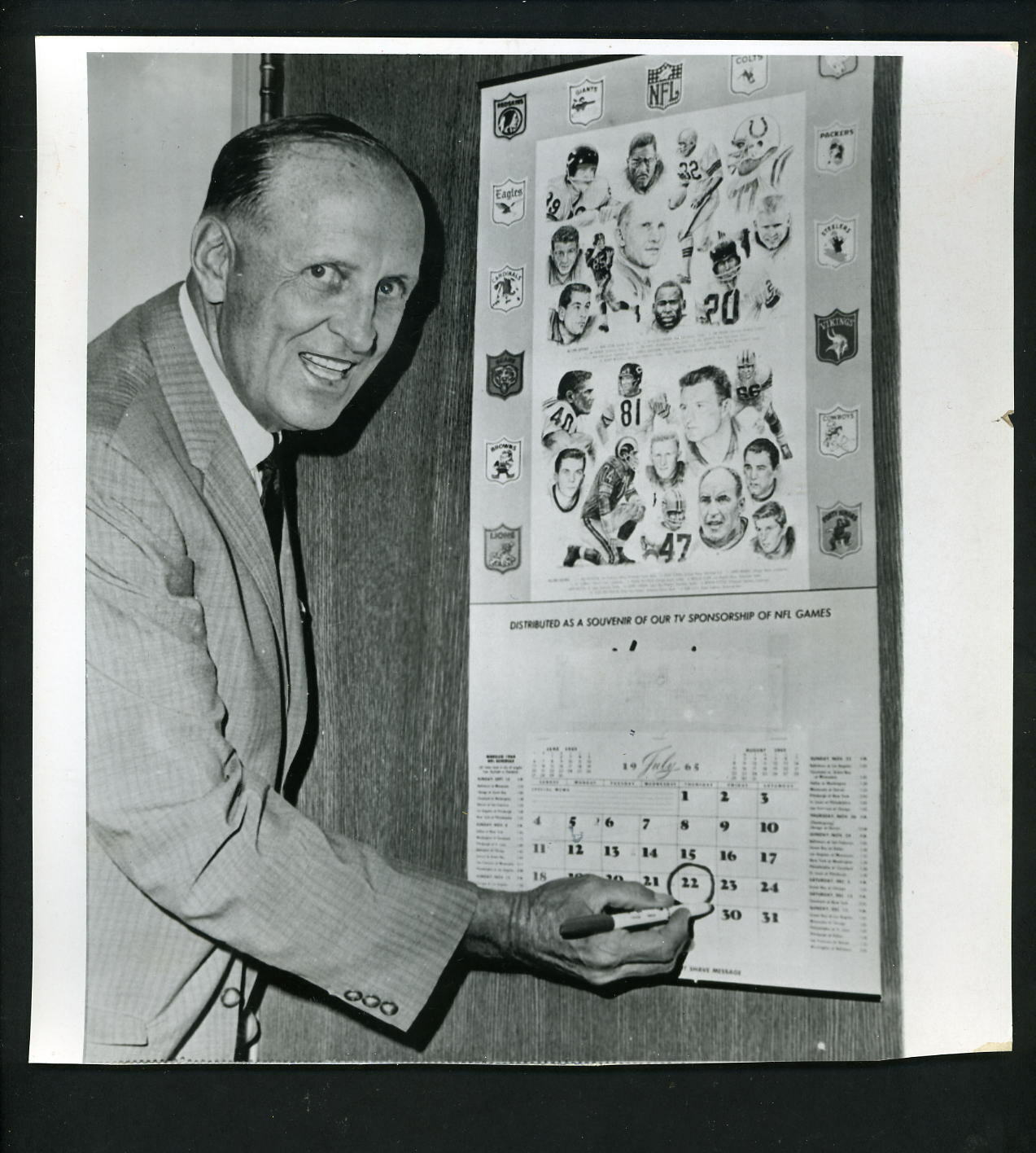 Dan Tehan retires as NFL Official after record 32 years 1965 Press Photo Poster painting Umpire