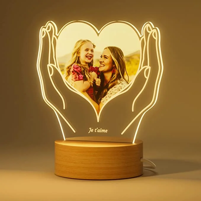 Lampada cuore nei mani con un testo e foto personalizzabili per coppia