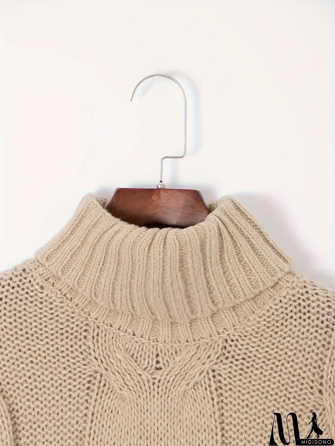 MidiSono - Casual and Comfortable Sweater