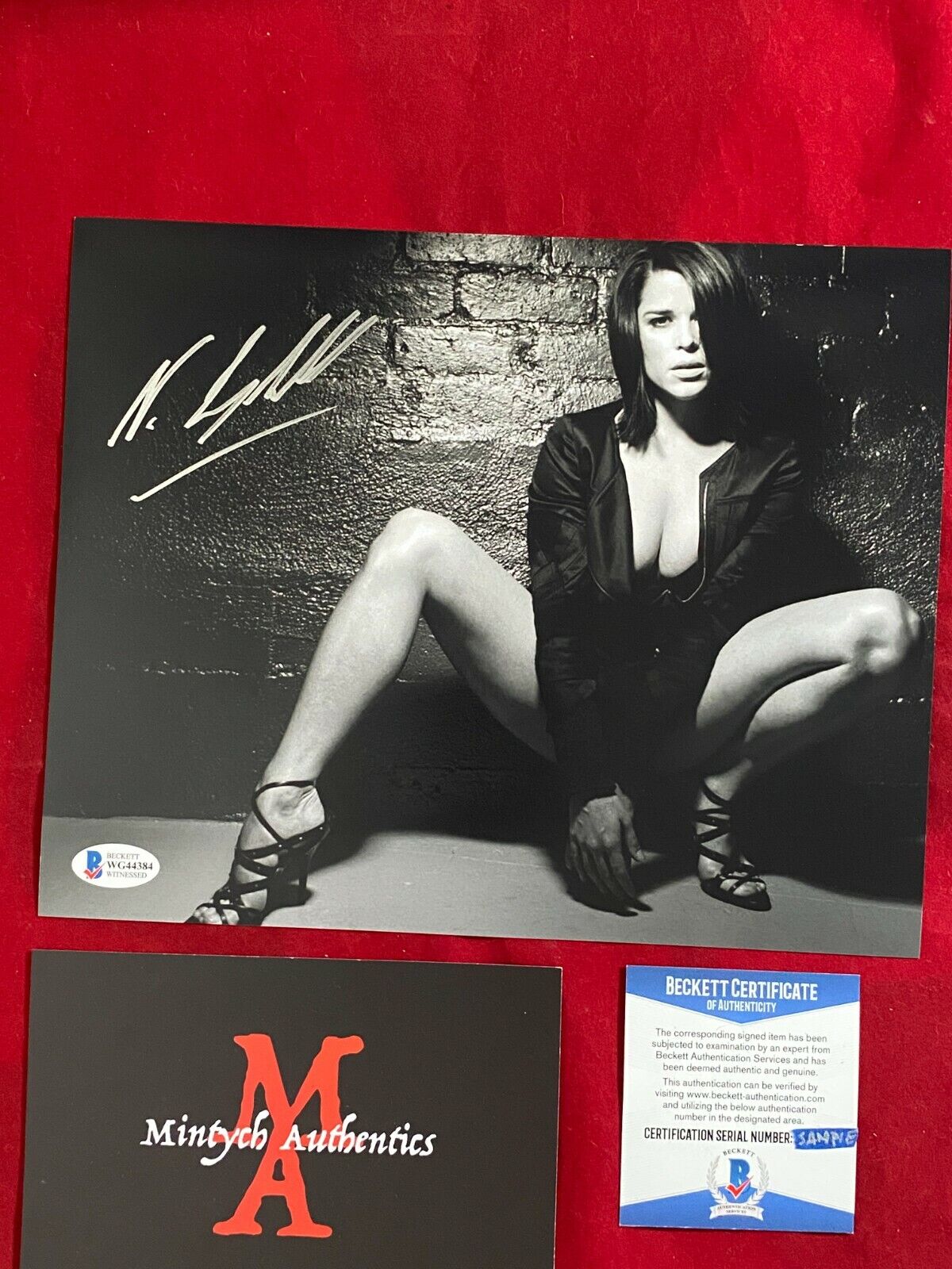 NEVE CAMPBELL AUTOGRAPHED SIGNED 8x10 Photo Poster painting! SCREAM! BECKETT COA! SIDNEY!