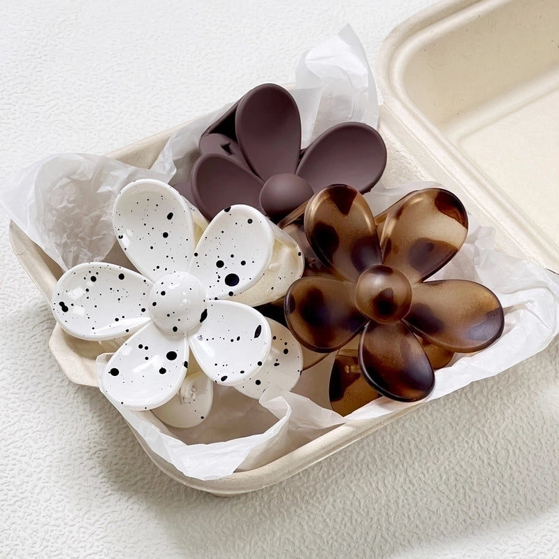 Sweet Minimalist Women’s Flower Plastic Hair Claws