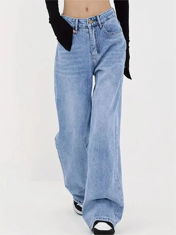 Brownm boyfriend jeans with an embroidered motif on the back