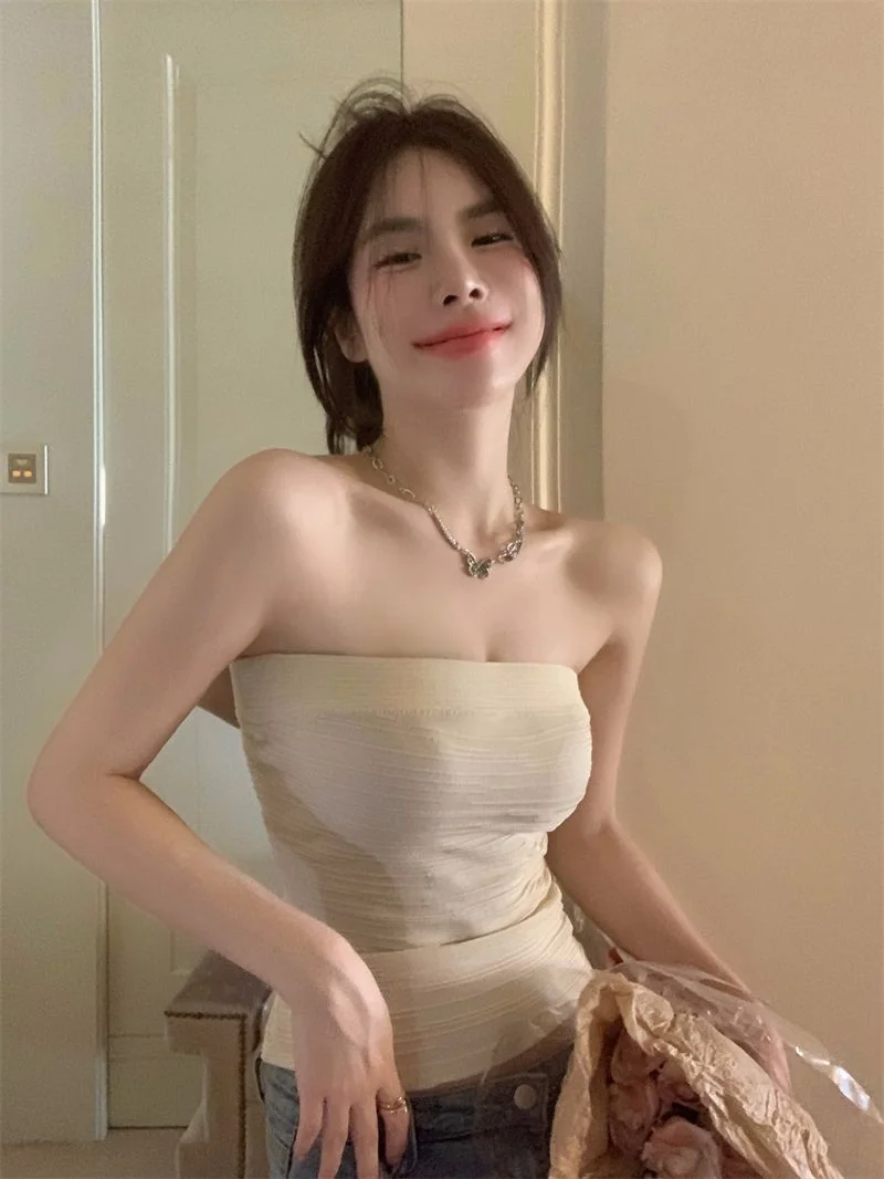 Uveng Uveng New Sexy Hottie Wearing Short Chic Thin Elastic Bra Inside The Coat Without A Shoulder Strap Vest Woman