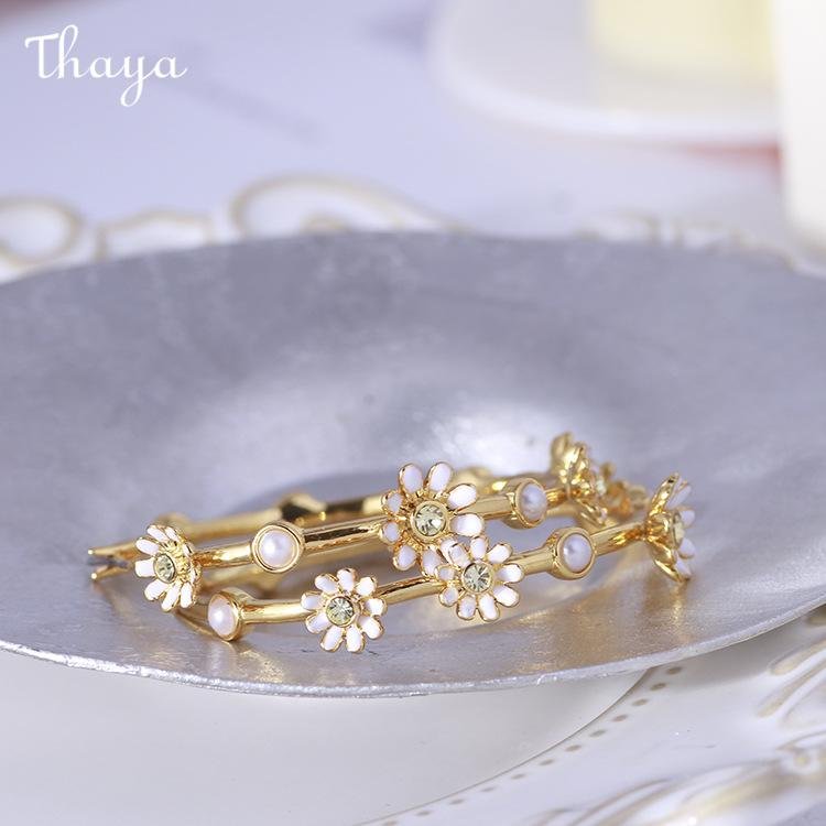Thaya Daisy Flower Earrings