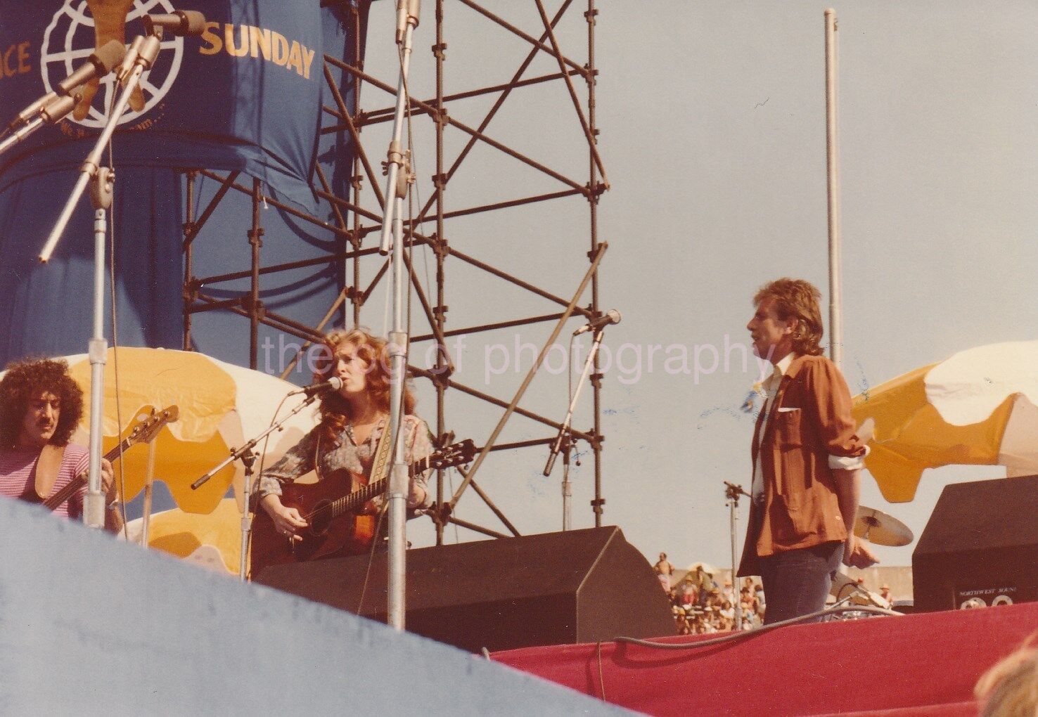 MUSICIANS Bonnie Raitt + Graham Nash IN CONCERT Found Photo Poster painting PEACE SUNDAY 86 26