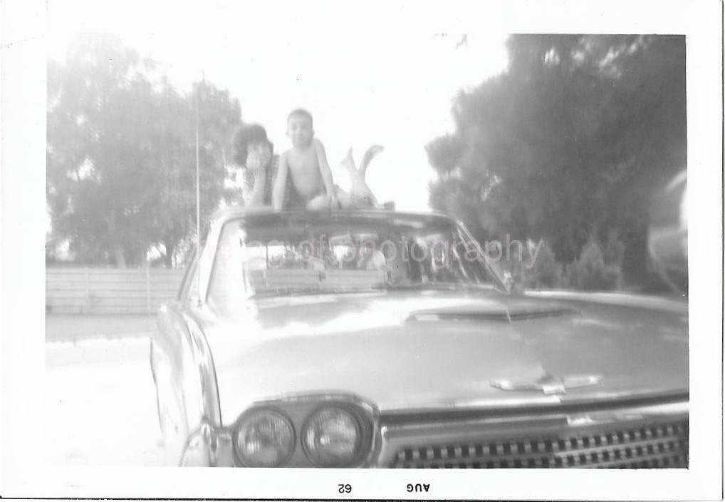 Family Car FOUND 1960′s Photo Poster paintingGRAPH B&W ORIGINAL 21 43 C