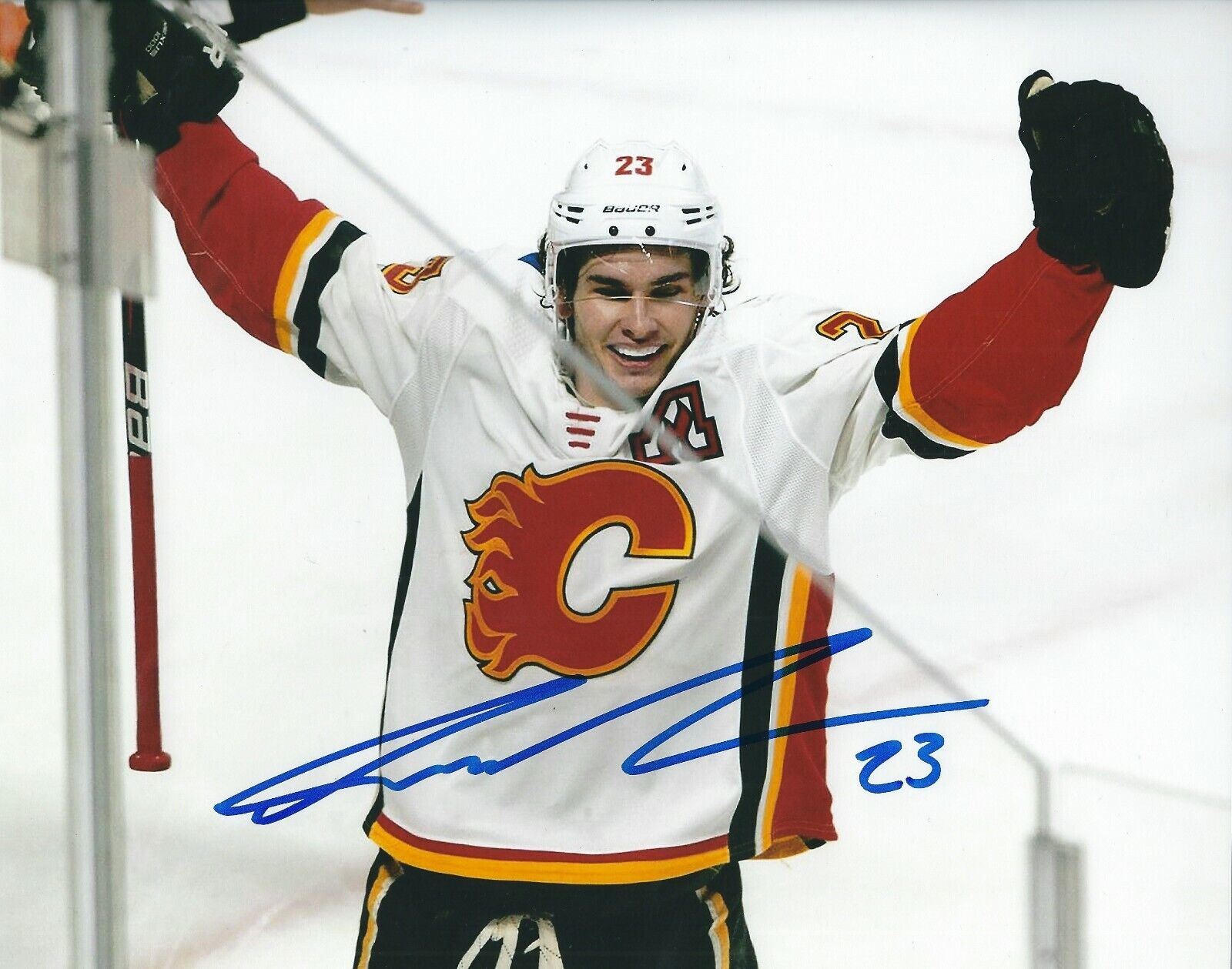 Signed 8x10 SEAN MONAHAN Calgary Flames Autographed Photo Poster painting - COA