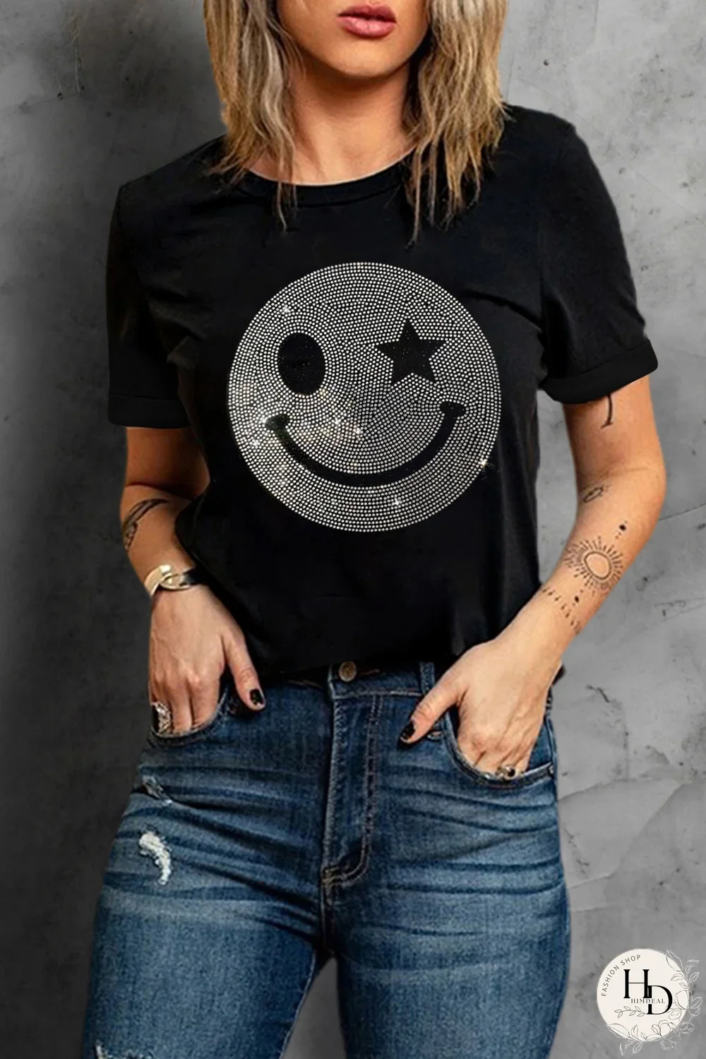 Camiseta negra con gráfico de cara sonriente y diamantes de imitación brillantes