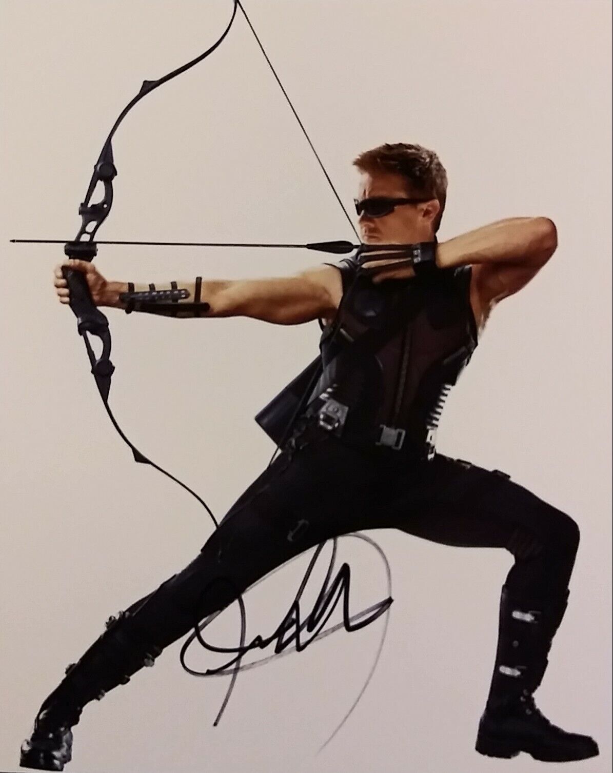 Jeremy Renner signed 8x10