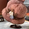 Chapeau seau en crochet &agrave; fleurs vintage
