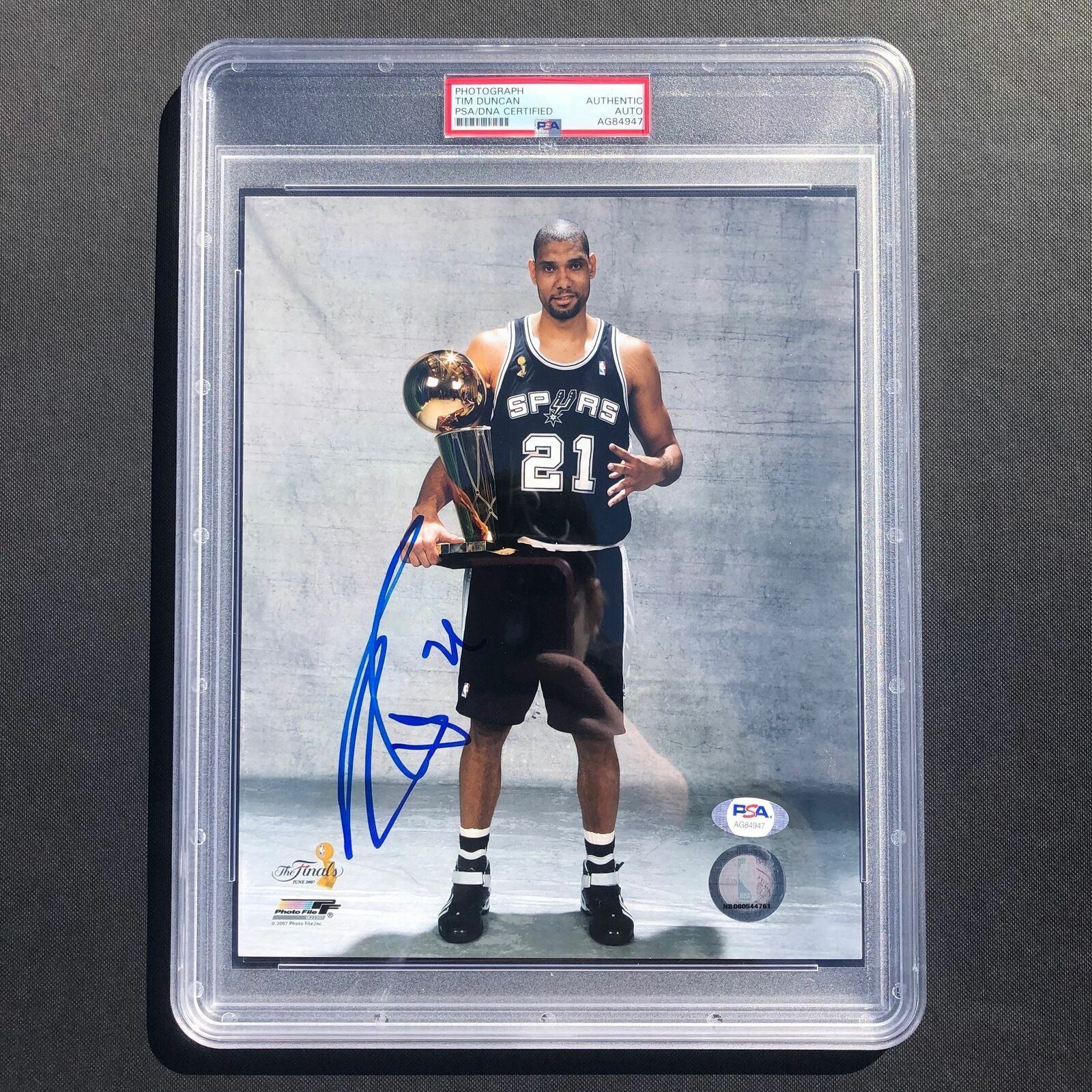 Tim Duncan signed 8x10 Photo Poster painting PSA Encapsulated San Antonio Spurs Autographed