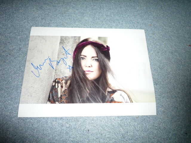 MIRIAM BRYANT signed autograph In Person 8x10 (20x25 cm) Finders Keepers