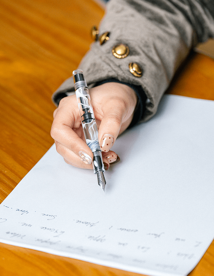 06 TIANZI T01 Piston-filling Fountain Pen in White in Use