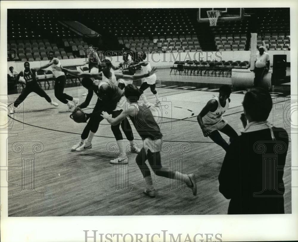 Press Photo Poster painting University of Alabama Birmingham Basketball game - abns05821