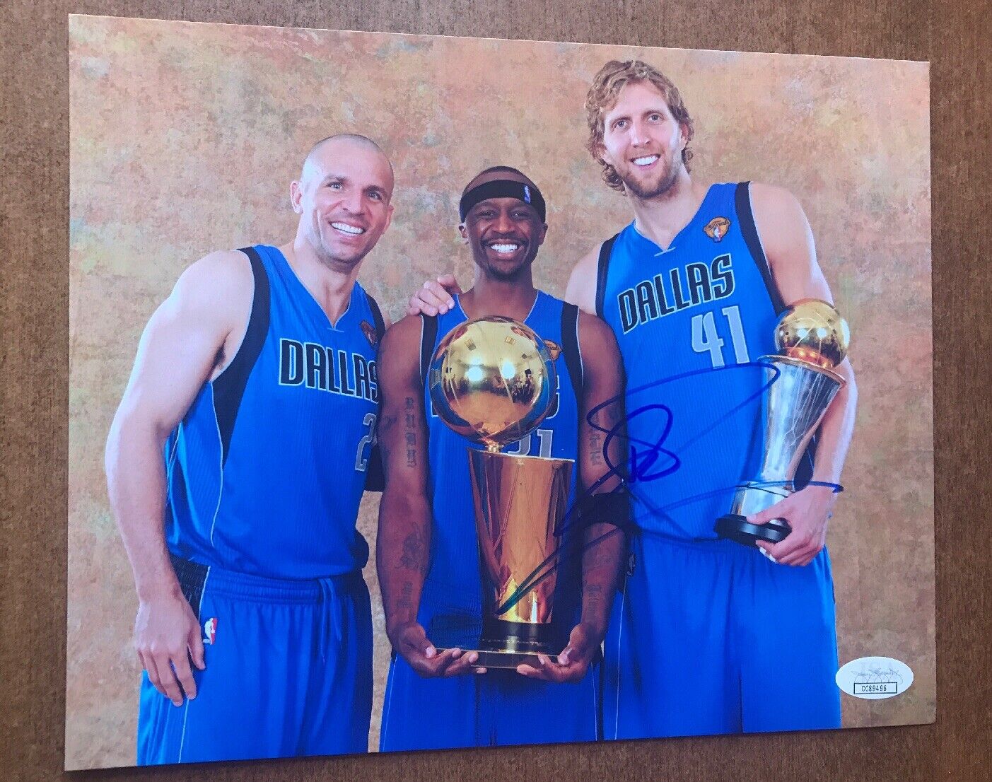 DIRK NOWITZKI HAND SIGNED 8x10 COLOR Photo Poster painting MAVERICKS WITH 2 TROPHIES JSA COA