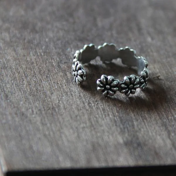 Sterling Silver Vintage Style Small Flower Wisdom Ring