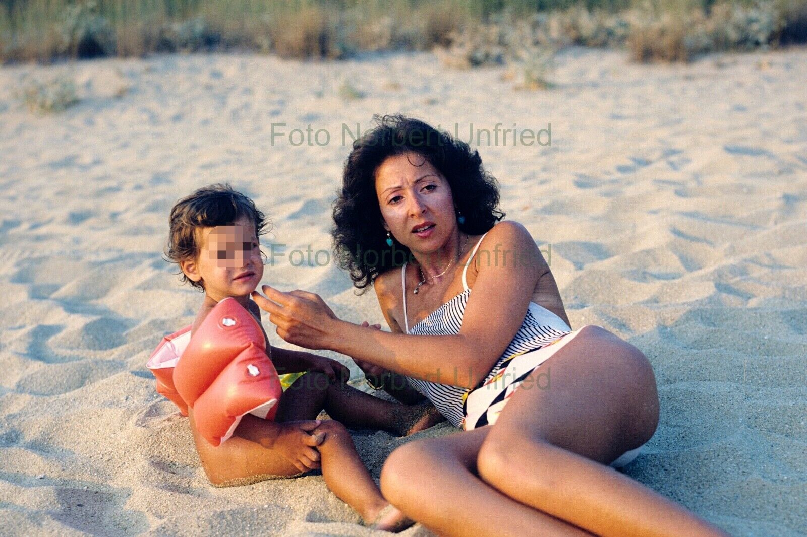 Vicky Leandros With Child At Beach Photo Poster painting 20 X 30 CM Without Autograph (Nr 2-285