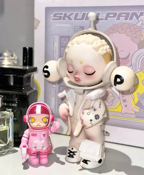 Pop Mart SKULLPANDA OOTD Light Chaser Figurine