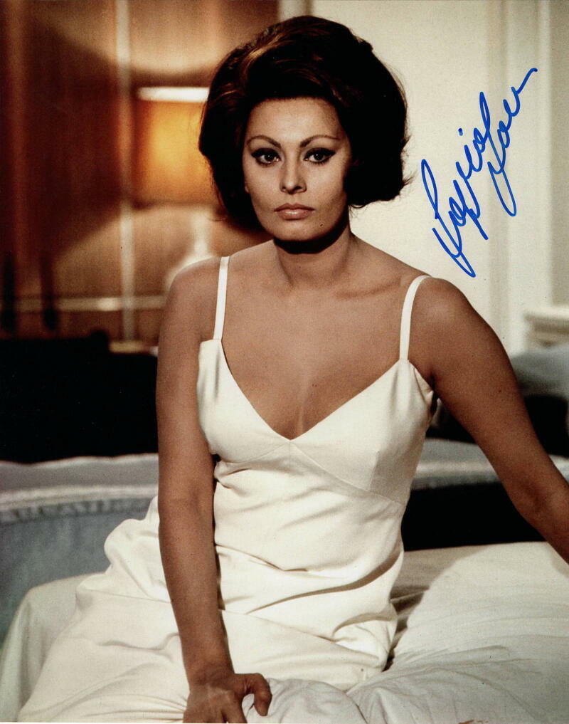 SOPHIA LOREN SIGNED AUTOGRAPH 8X10 Photo Poster painting - CLASSIC HOLLYWOOD BEAUTY, MOVIE ICON