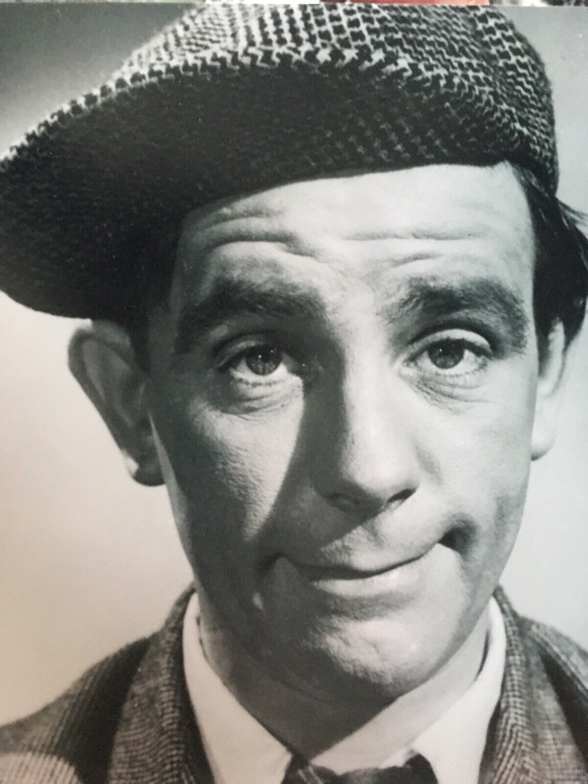 NORMAN WISDOM - COMEDIAN & COMEDY ACTOR - EXCELLENT UNSIGNED Photo Poster paintingGRAPH