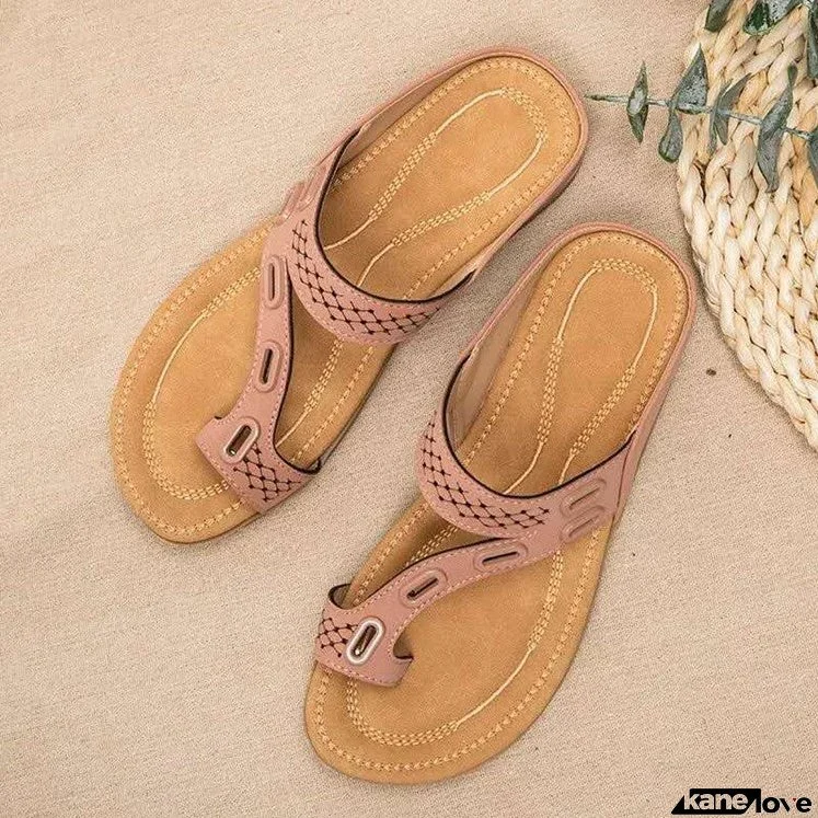 Women's Casual Sandals And Slippers With Flat Bottomed Flip Flops And Hollow Buckle Pattern